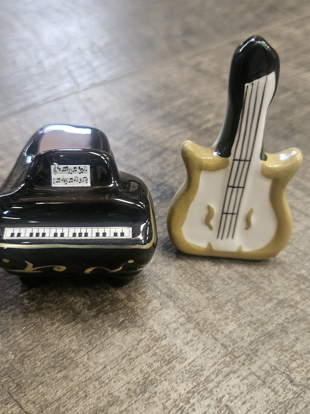 Cracker Barrel Black and White Piano and Guitar Salt and Pepper Shakers